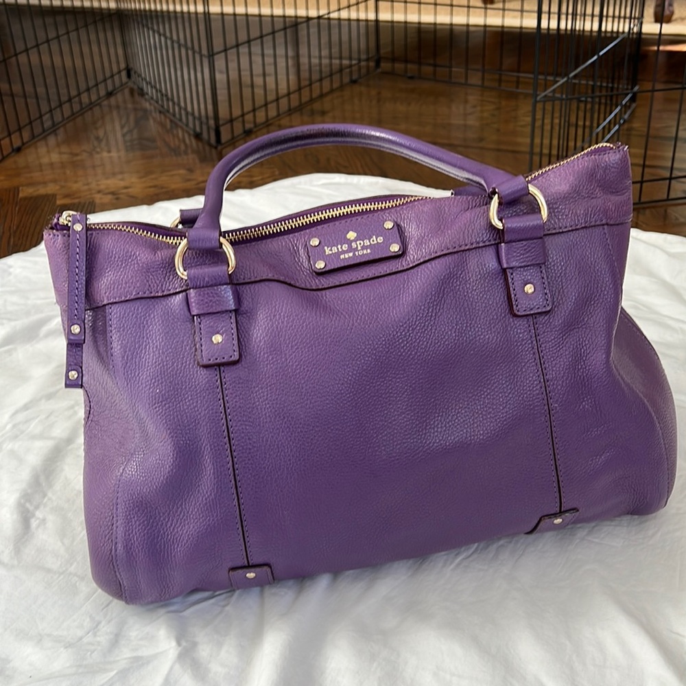 Kate Spade purple tote bag. With top handles, zip opening. Gold hardware.